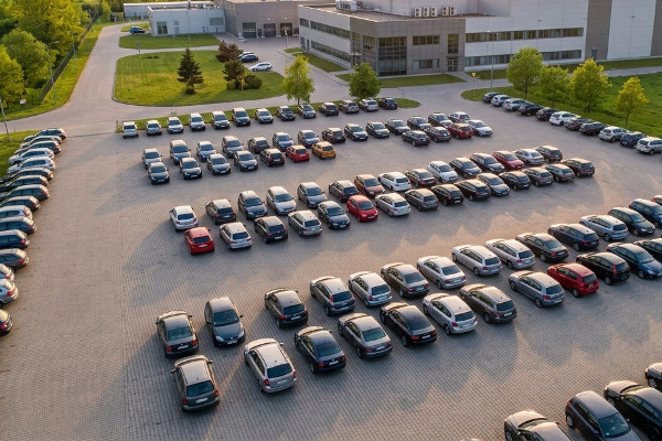 Zakład produkcyjny parking