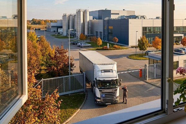 Zakład produkcyjny brama wjazdowa